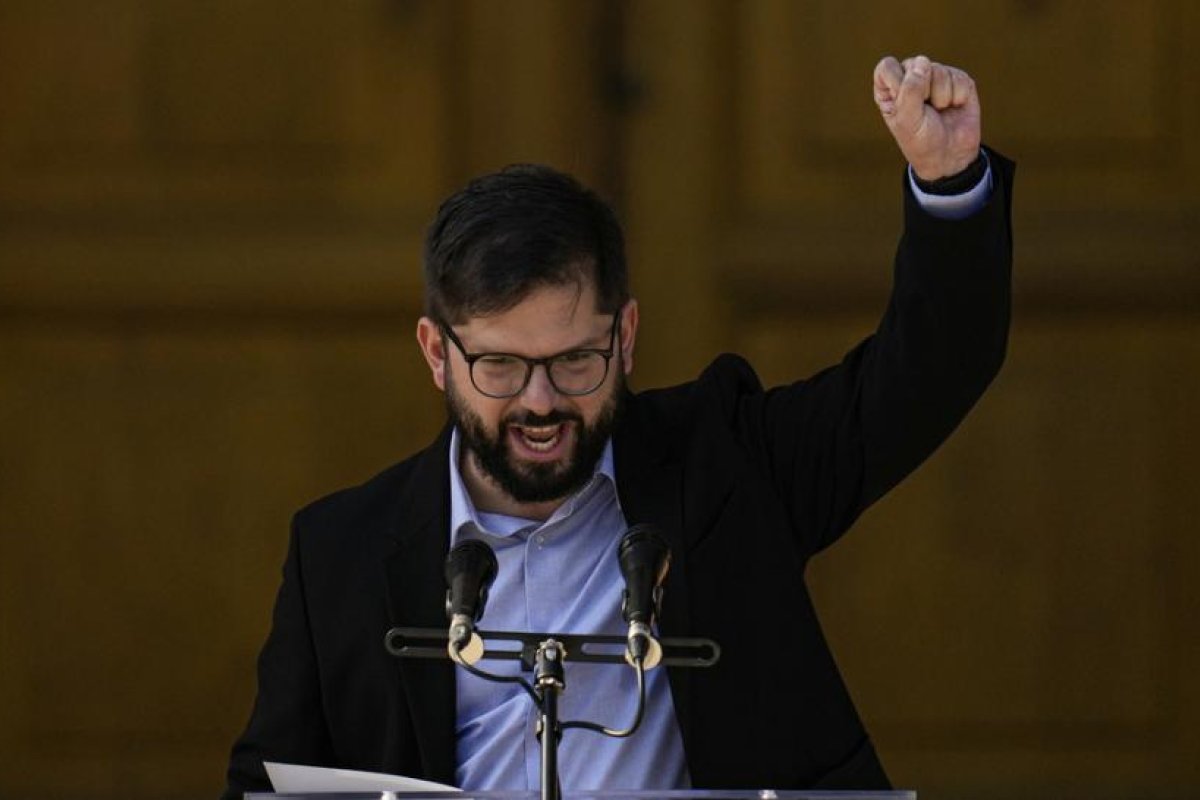 Gabriel Boric se vuelve viral al defender a Taylor Swift en su discusión con el líder de Blur, que la acusó de no escribir sus propias canciones