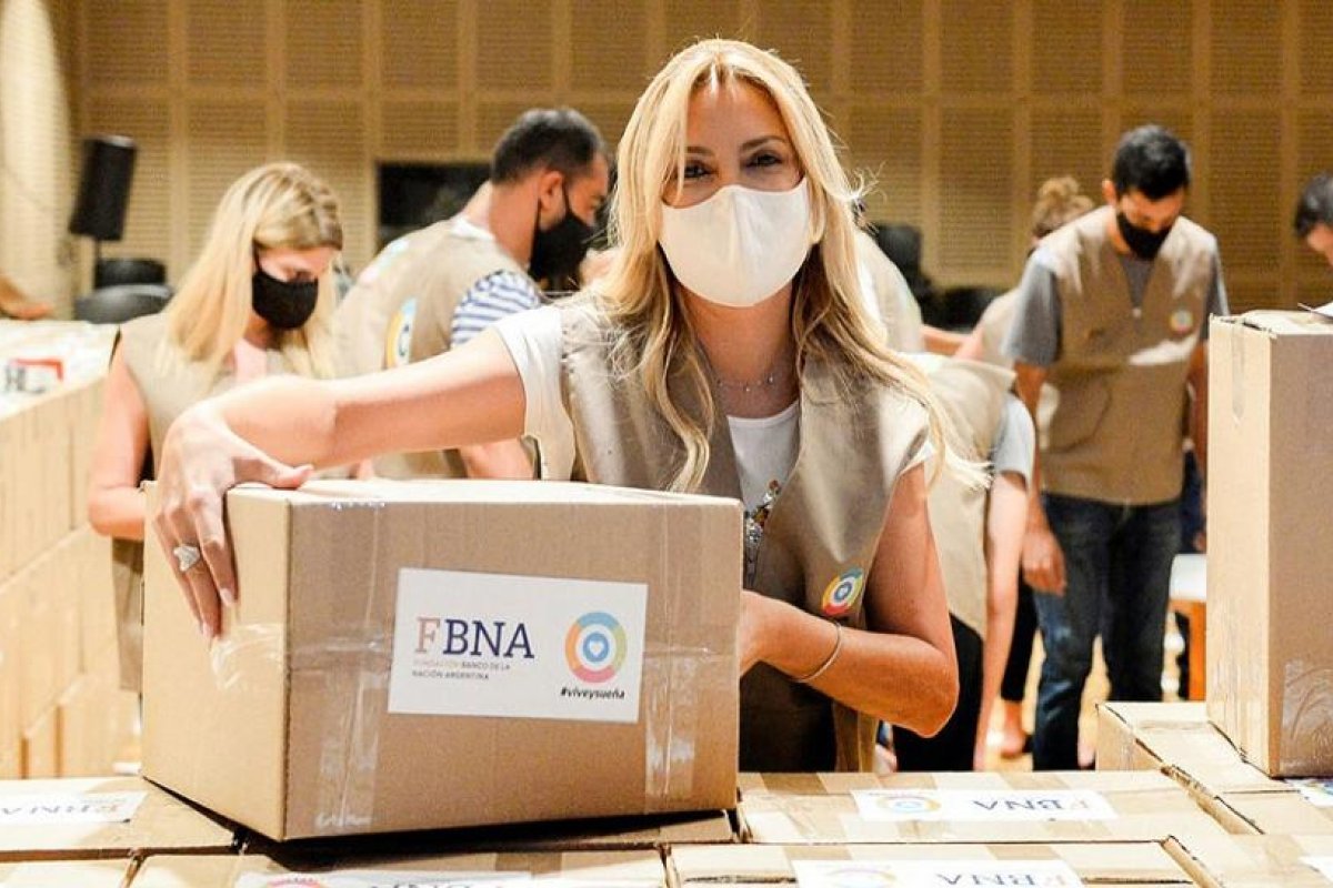 Fabiola Yañez distribuyó productos navideños en hogares de niños
