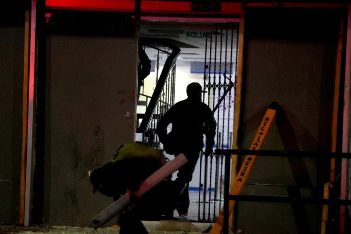 Capturan a presuntos responsables de la muerte de un policía, apuñalado cuando intentaba prevenir un saqueo durante las protestas en Colombia