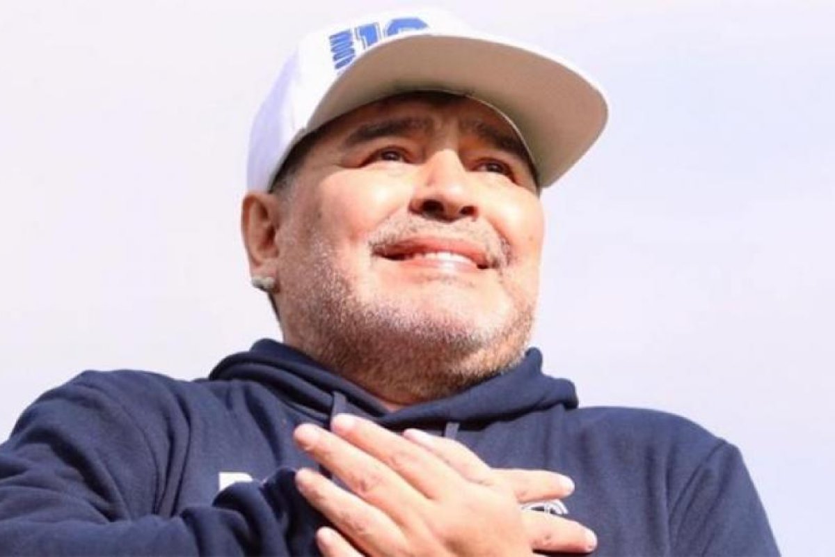 Maradona seguirá internado en la clínica de Olivos, confirmó su médico personal