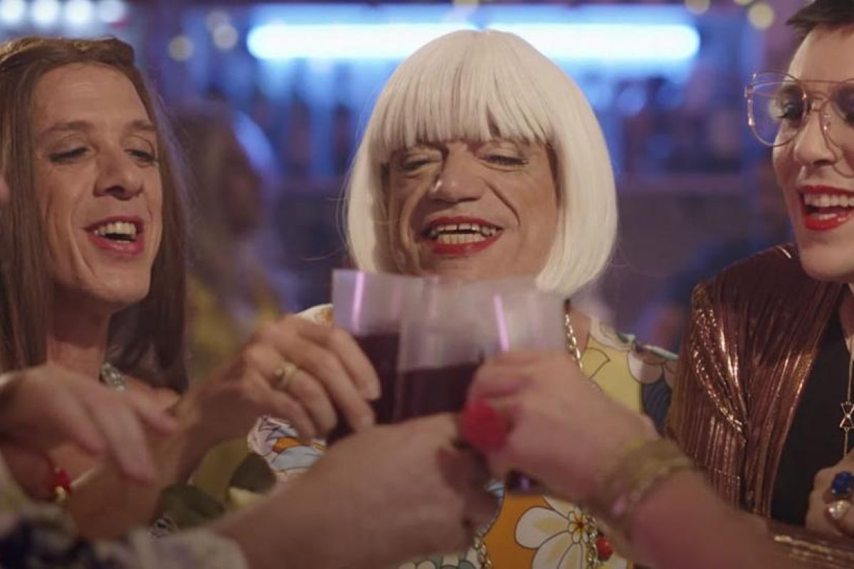 La serie "Cross" explora el lado femenino de los hombres a través del crossdressing