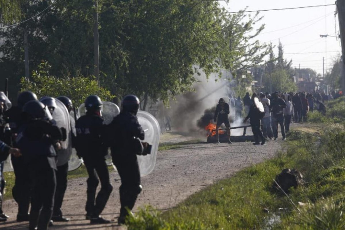 Tensión en Guernica: desalojaron el predio y hay duros enfrentamientos entre la policía y ocupantes