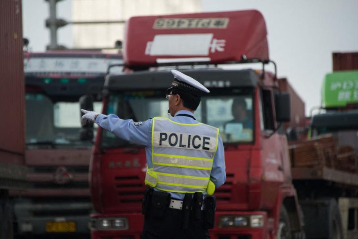 Un camionero chino se suicida en un control policial por una multa de 300 dólares