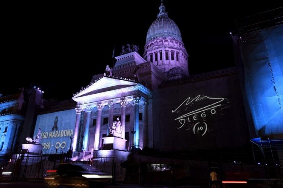 El Congreso nacional se iluminó con los colores de la bandera en homenaje a Maradona