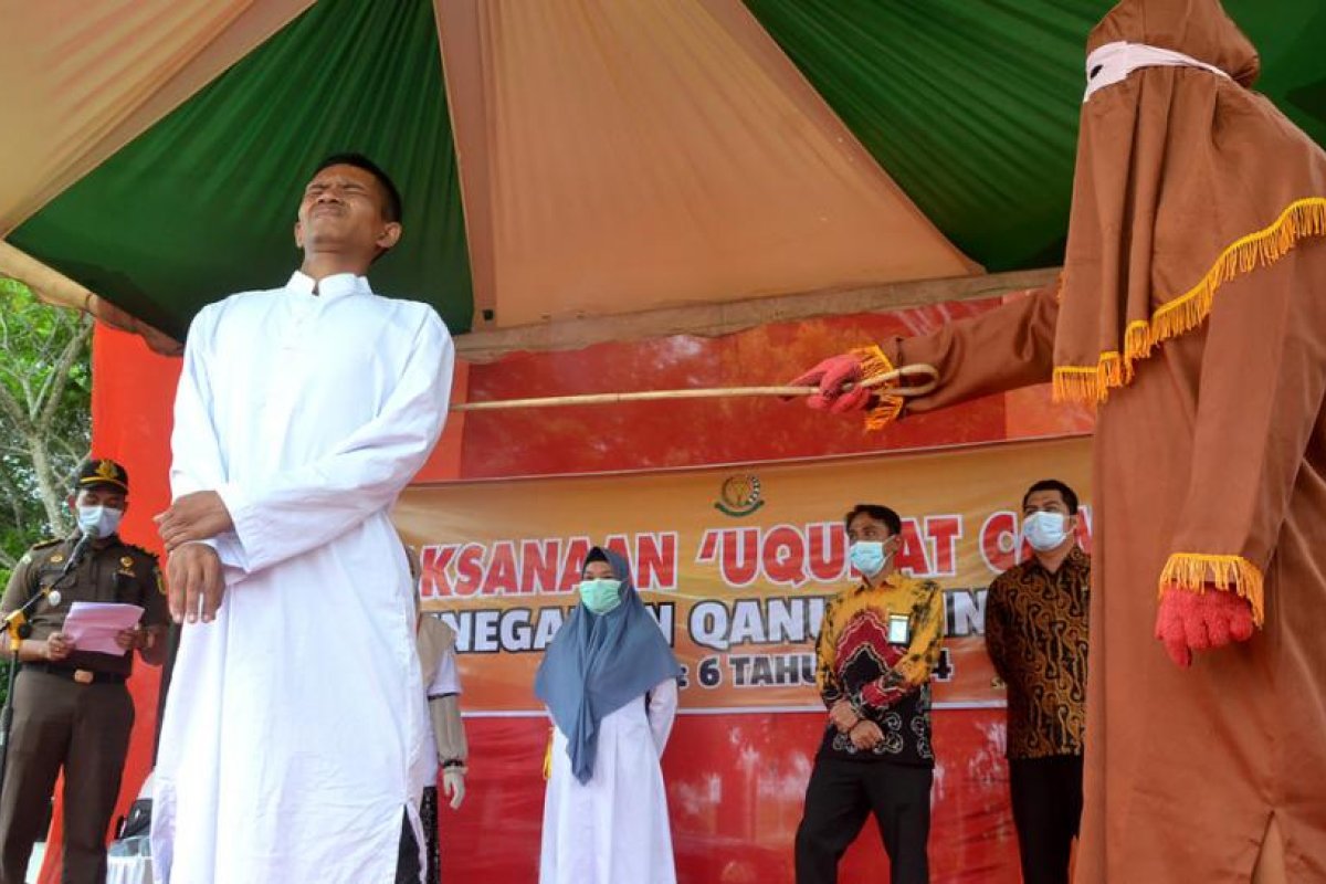 Violador de menores se desmaya mientras es azotado 146 veces en Indonesia