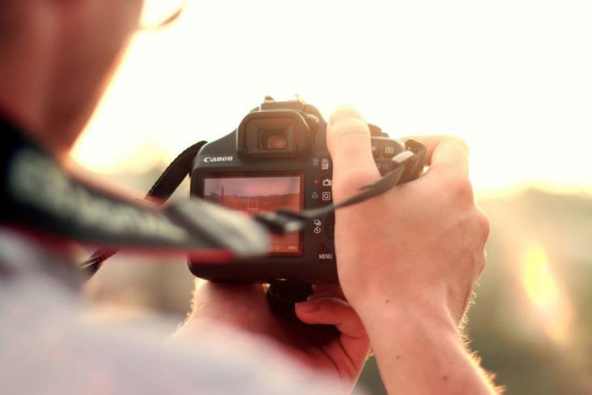 Un barrendero fotografiado al estilo de las revistas masculinas de moda se convierte en estrella en redes y consigue unos 10.000 dólares