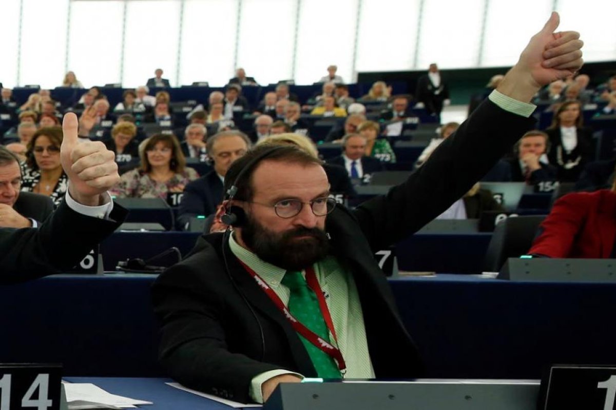 Escándalo en Bruselas: un eurodiputado húngaro renunció tras participar en una orgía