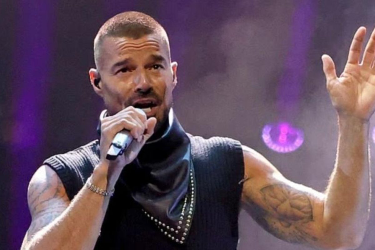 Ricky Martin enfrenta incidente de gas lacrimógeno durante concierto en Montenegro