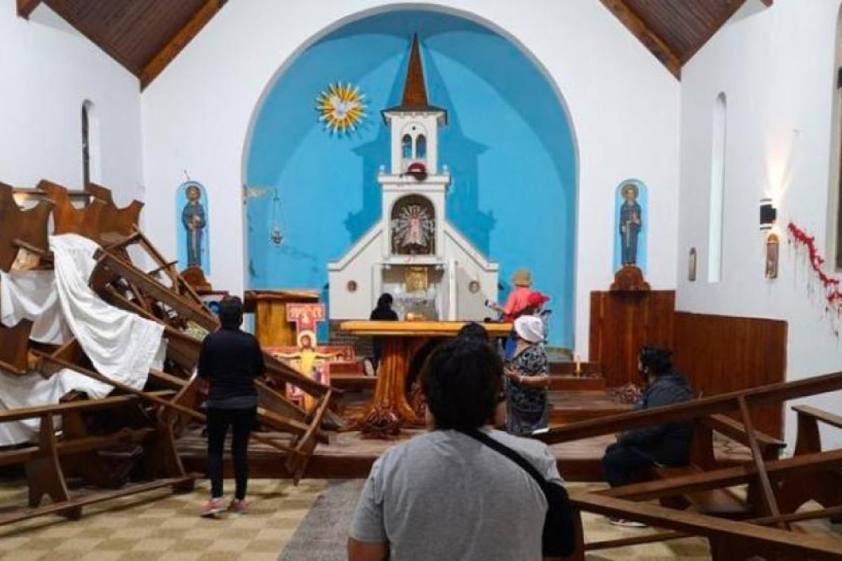 Grupo de mapuches atacaron una iglesia en El Bolsón