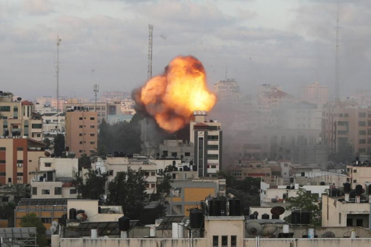 Un ataque israelí alcanza el principal sitio de pruebas y vacunación contra el covid en Gaza e interrumpe su funcionamiento