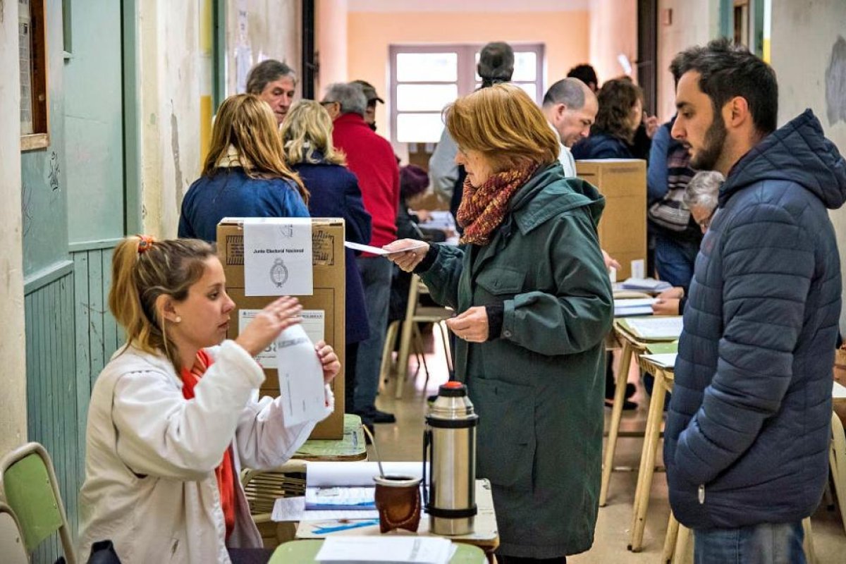 Encuesta: cae la imagen del Gobierno, pero el oficialismo sigue arriba en los pronósticos electorales para 2021