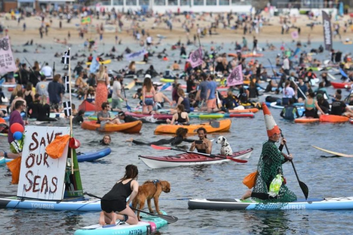 Cientos de surfistas exigieron a los líderes del G7 más acciones para proteger los océanos