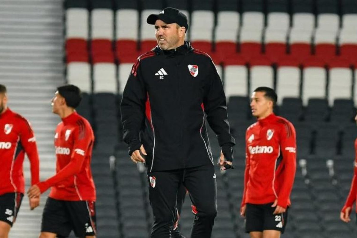 Coudet considera una alineación mixta para el partido crucial del domingo