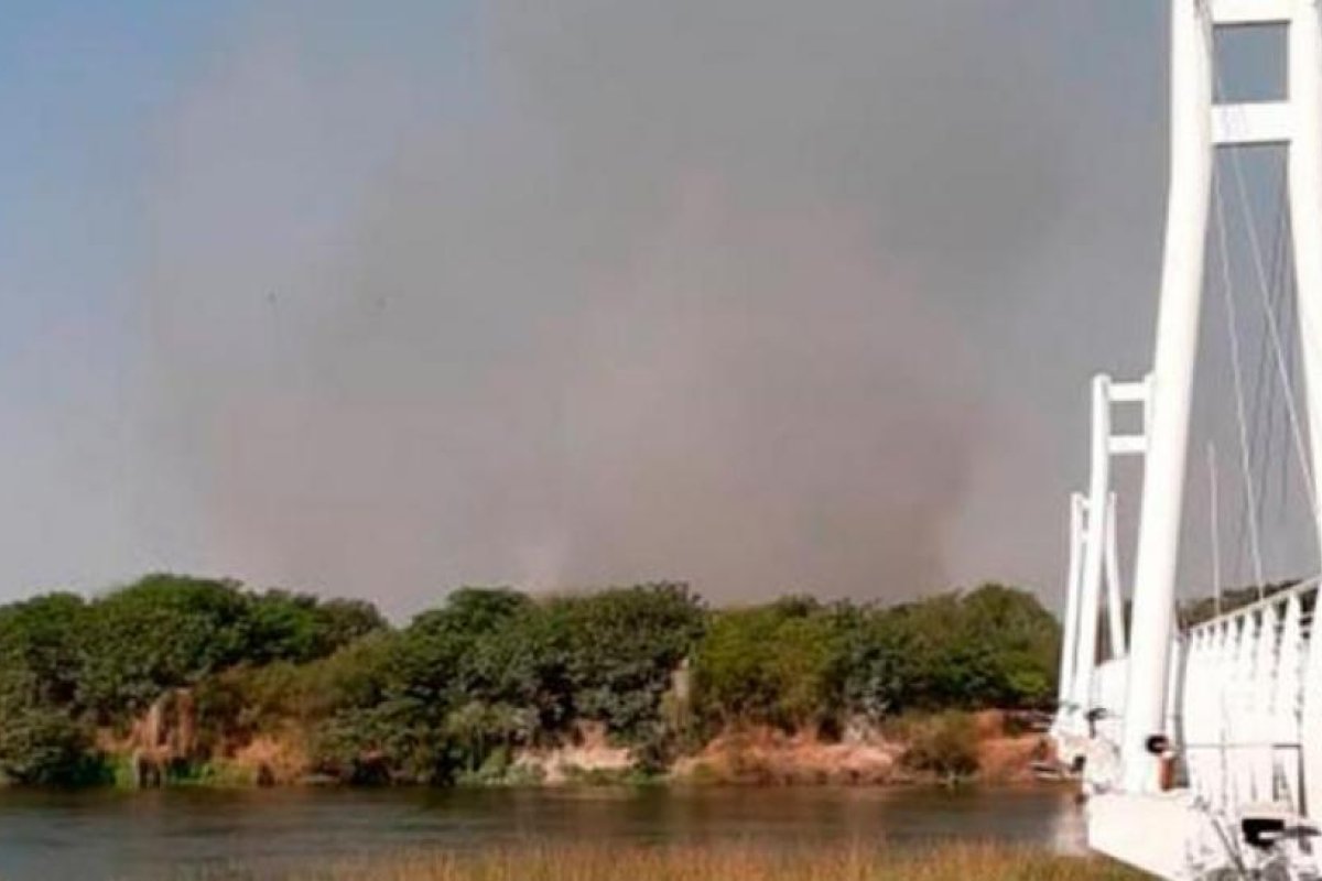 Un policía resultó herido en un nuevo incendio en Tara Inti