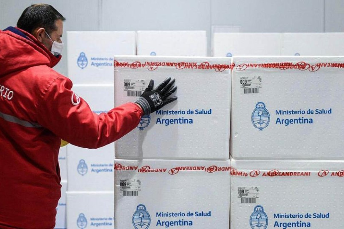 Comenzó la distribución de más de 1,2 millones de dosis contra el coronavirus