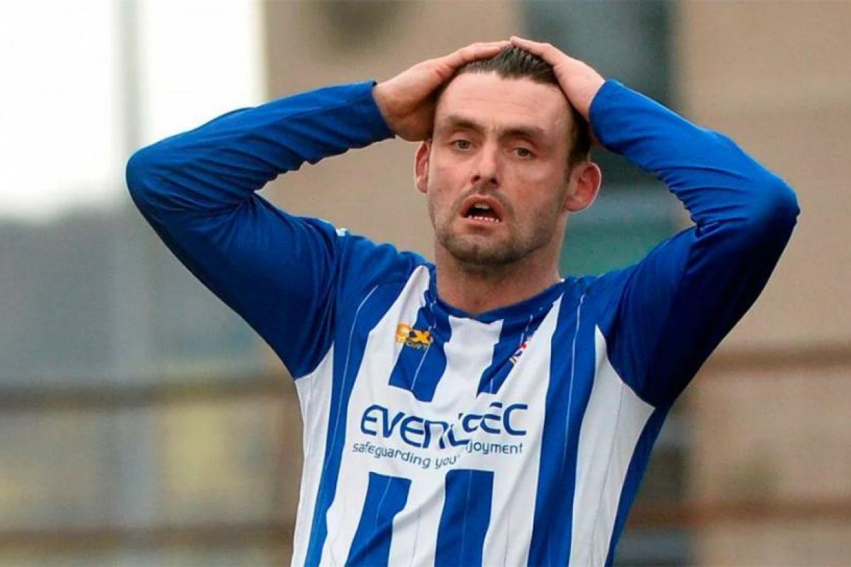 Un jugador fue suspendido por seis fechas por orinar en la cancha