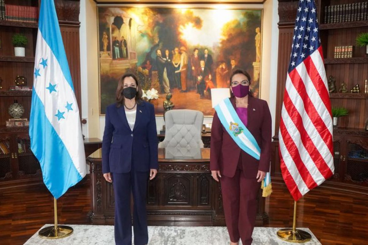 ¿La amenaza velada tras un paquete de ayudas? Los gestos que más hablan de la visita de Kamala Harris a Honduras