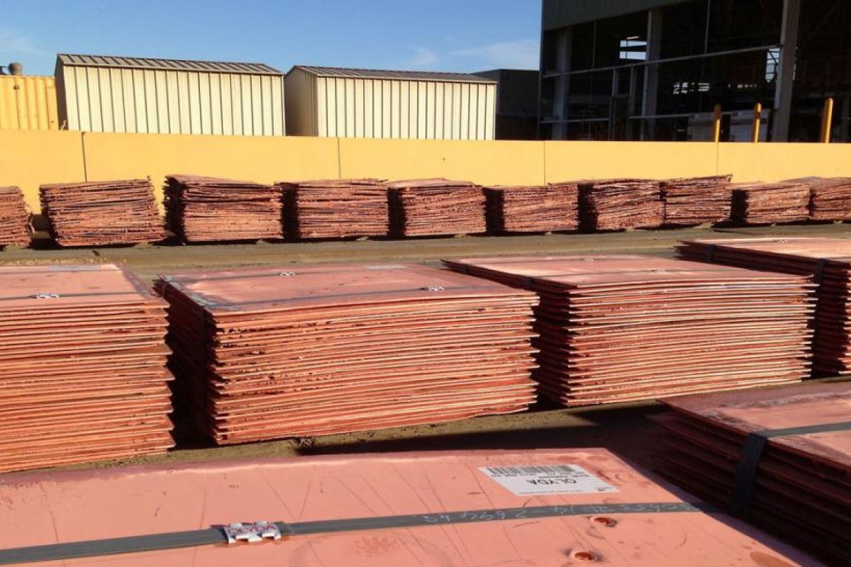 Comerciante compra cobre por valor de 36 millones de dólares, pero recibe adoquines pintados