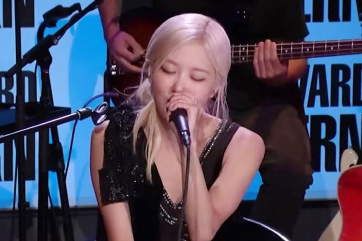 Rosé impactó con su talento versionando a Lana Del Rey y Paul Simon en el programa de Howard Stern