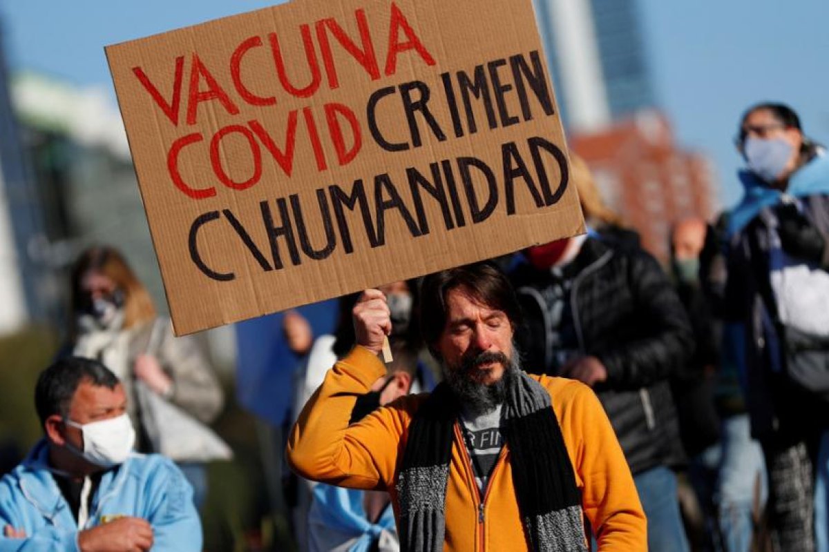 La campaña contra la vacuna rusa en Argentina: del miedo al "comunismo soviético" a la desconfianza sin fundamentos científicos