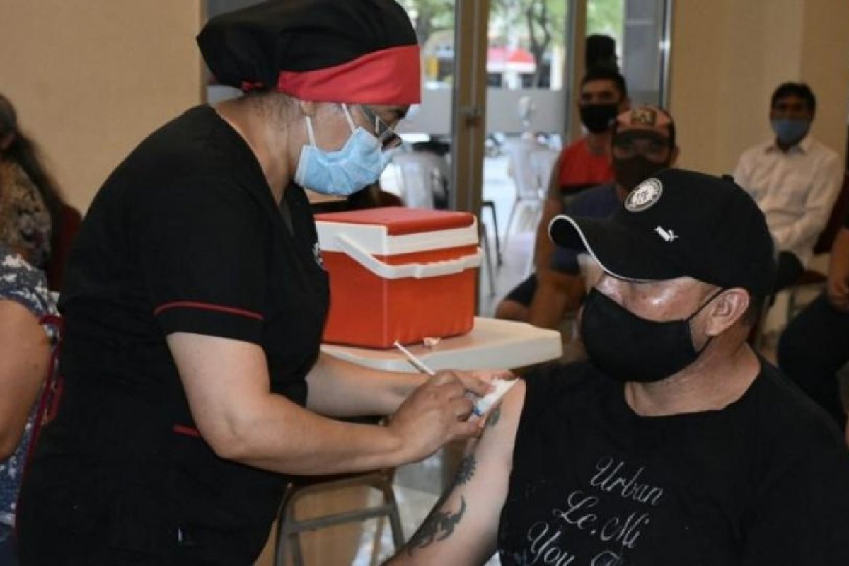 1305 PERSONAS DE 40 A 49 AÑOS SE  VACUNARON CON LA TERCERA DOSIS CONTRA EL COVID – 19 EN EL CENTRO CULTURAL GRAL. SAN MARTÍN
