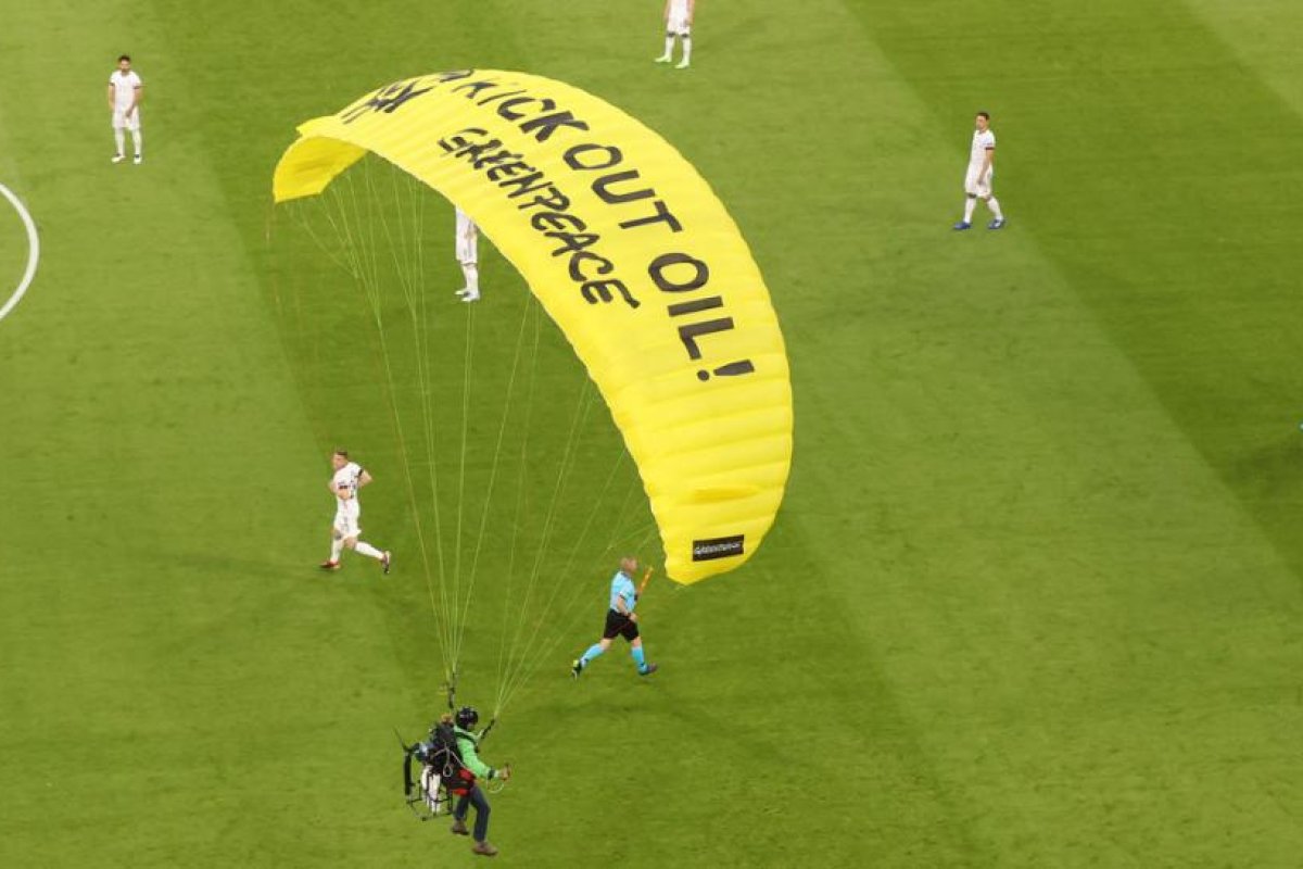 FOTOS: Un activista de Greenpeace se tira en paracaídas a la cancha antes del partido entre Francia y Alemania de la Eurocopa 2020
