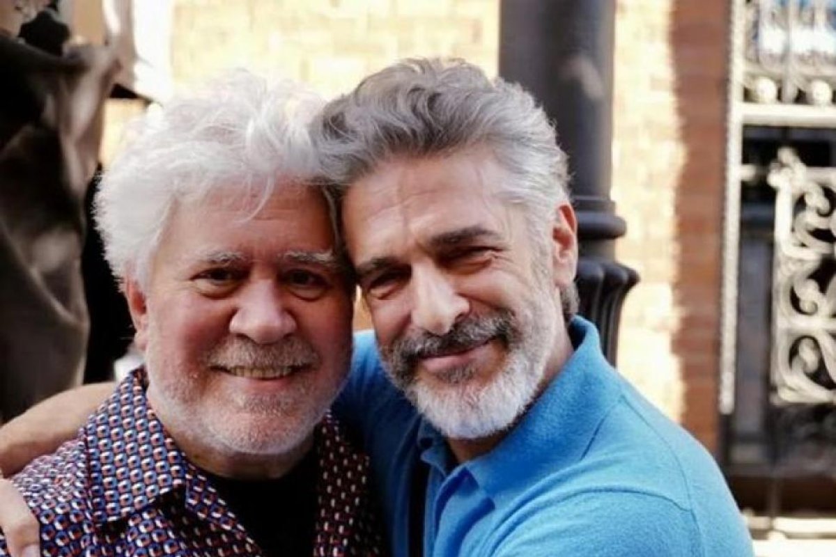 Leonardo Sbaraglia y Pedro Almodóvar presentan "Amarga Navidad" en Madrid