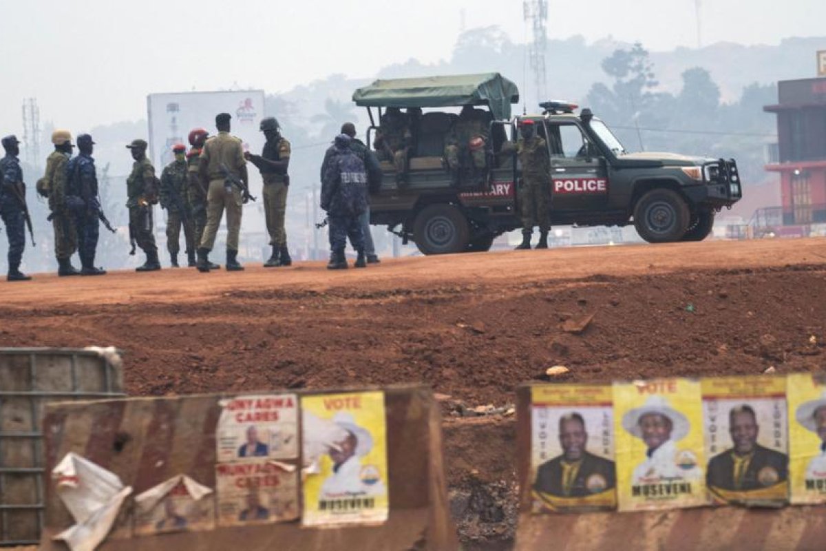 "Era una cámara de tortura": Detenidos en Uganda por supuesto apoyo a la oposición denuncian que fueron golpeados con alambres, tiroteados y azotados