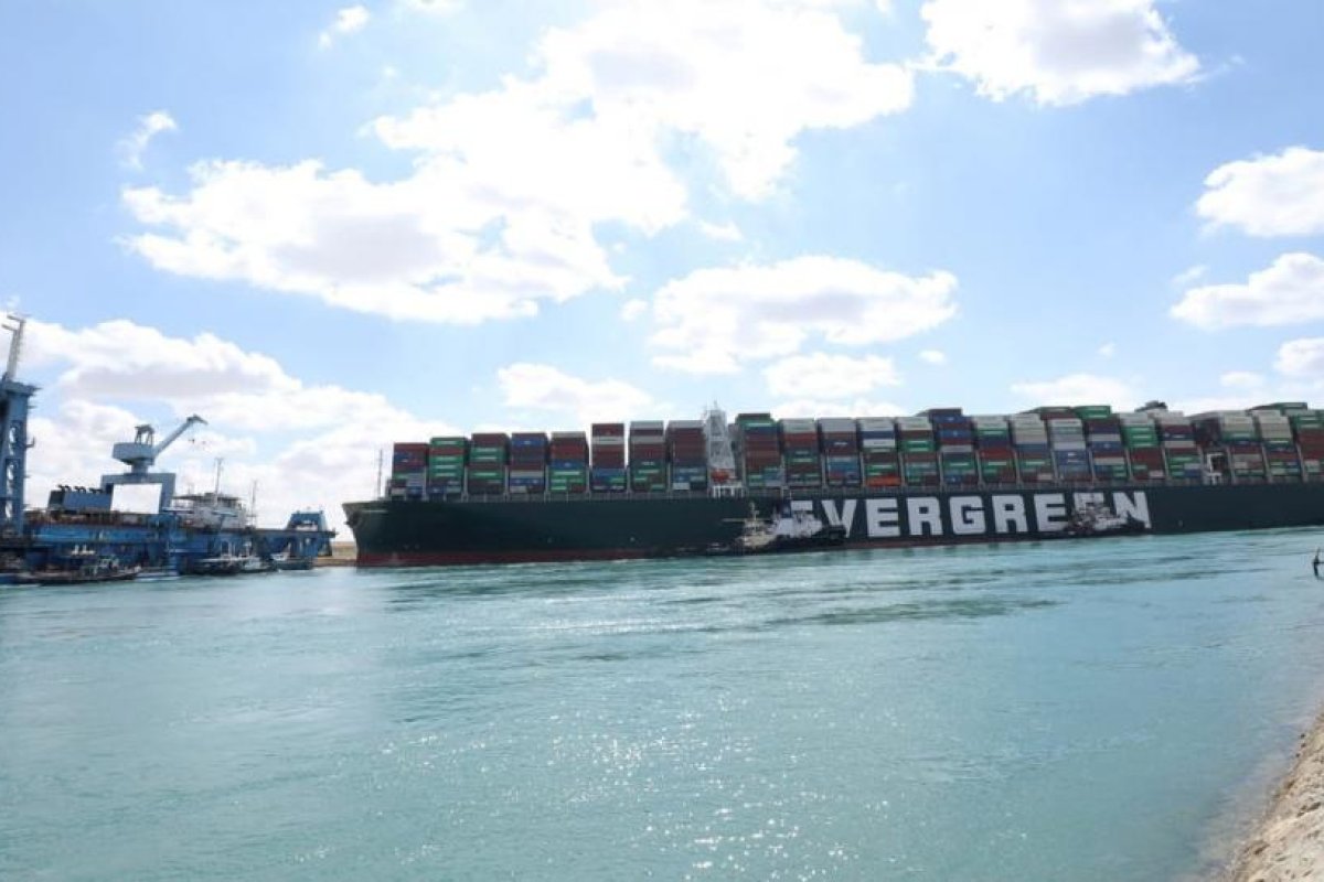 Reportan que el enorme carguero Ever Given se movió por primera vez tras encallar en el canal de Suez