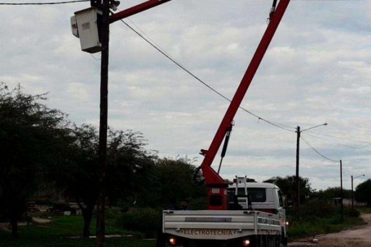 Personal de electrotecnia municipal realiza la reparación de tableros eléctricos y reposición de alumbrado públicos en Villa Balnearia
