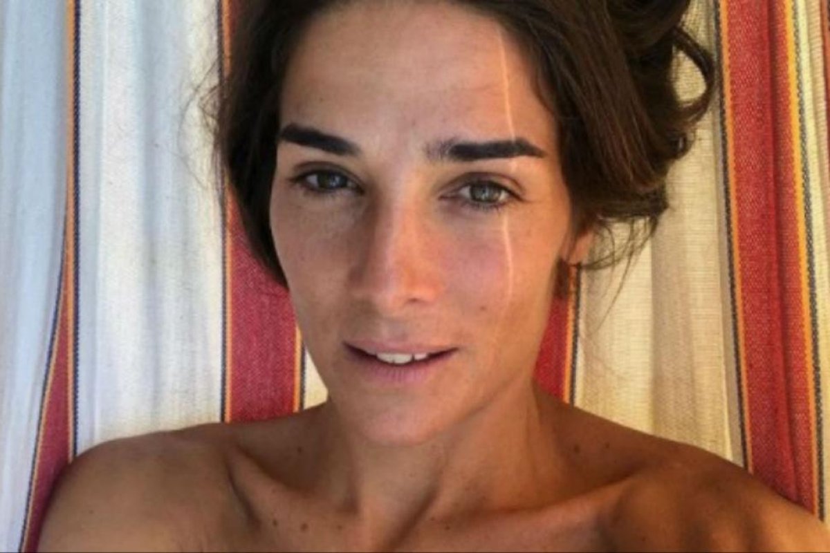 Juana Viale mostró sus habilidades para el contorsionismo en bikini