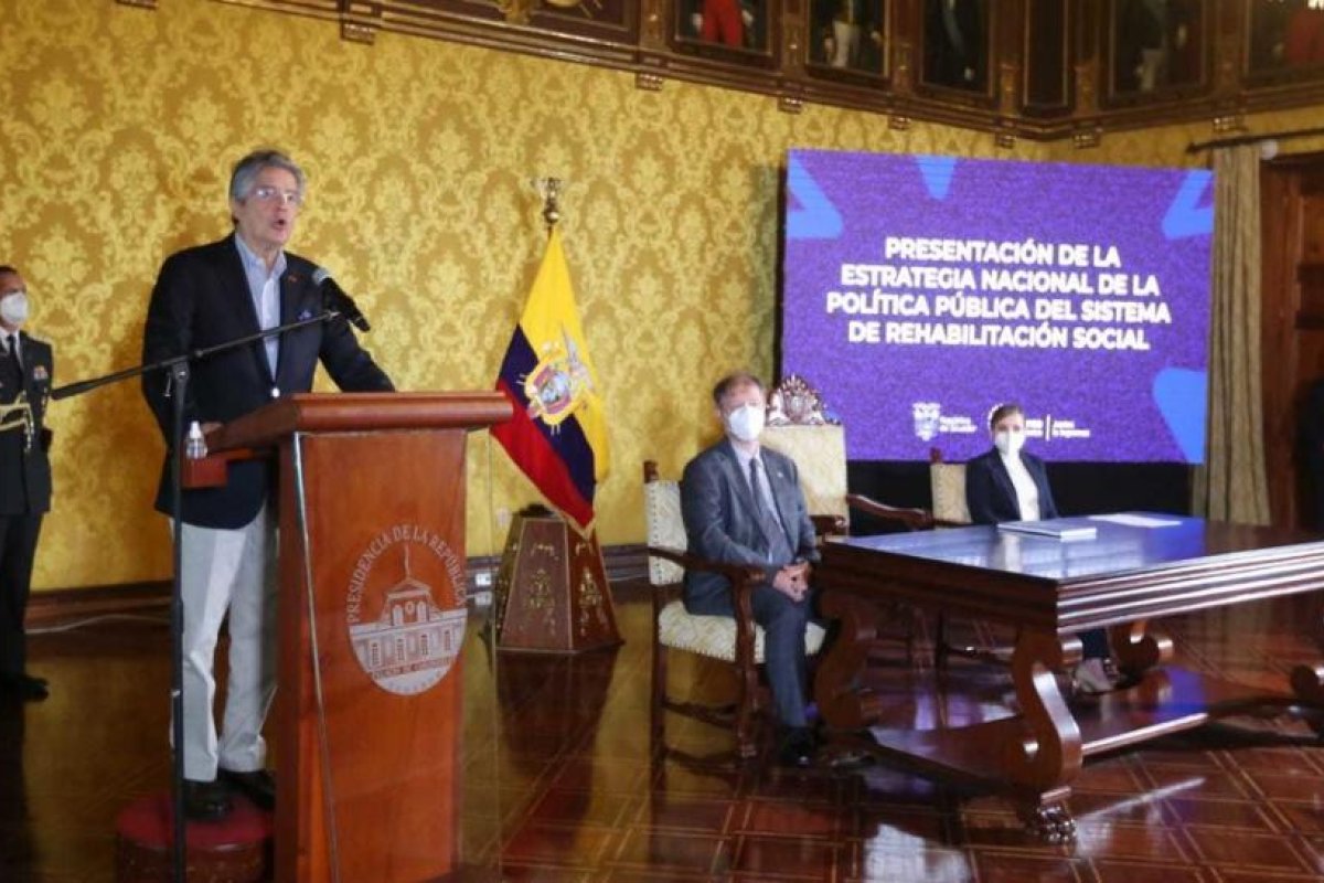 Lasso indulta a prisioneros y lanza una nueva política de rehabilitación social ante la crisis carcelaria en Ecuador