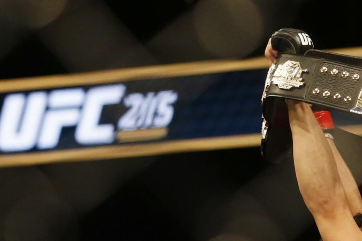 Un luchador de MMA le propina a su rival un rodillazo ilegal en la cara y pierde el cinturón de la UFC (IMÁGENES)