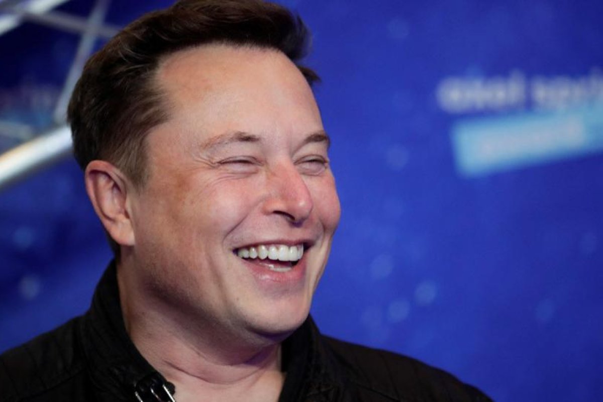 La madre de Elon Musk recuerda que su hijo tuvo que repetir un examen de informática porque... su nota fue demasiado 'increíble'