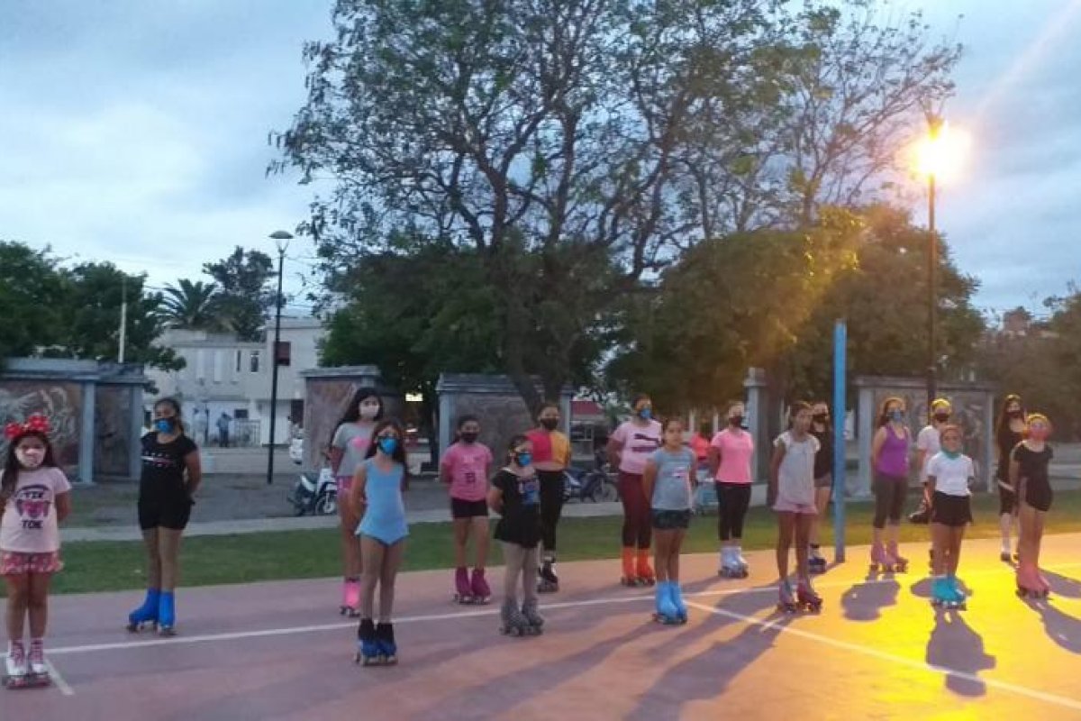 Dio inicio la academia municipal de patín artístico en el polideportivo municipal y la plaza de la salud