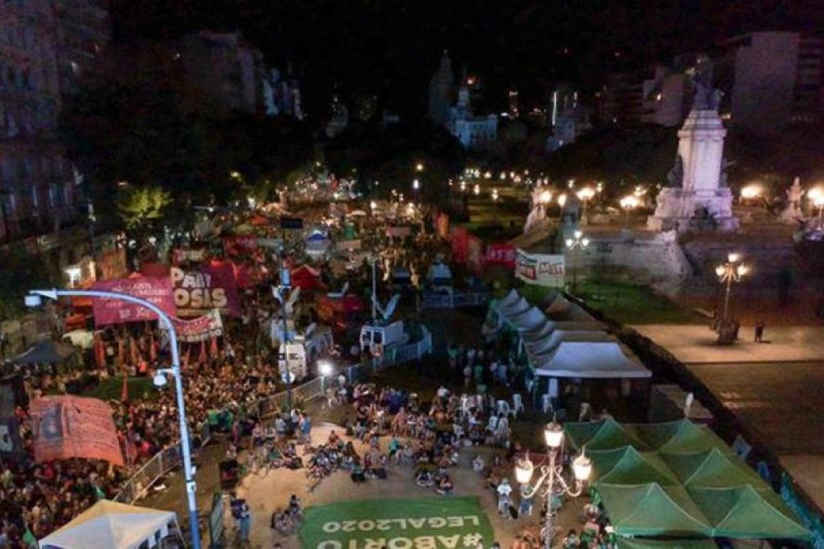 Manifestaciones a favor y en contra del derecho al aborto a las afueras del Congreso