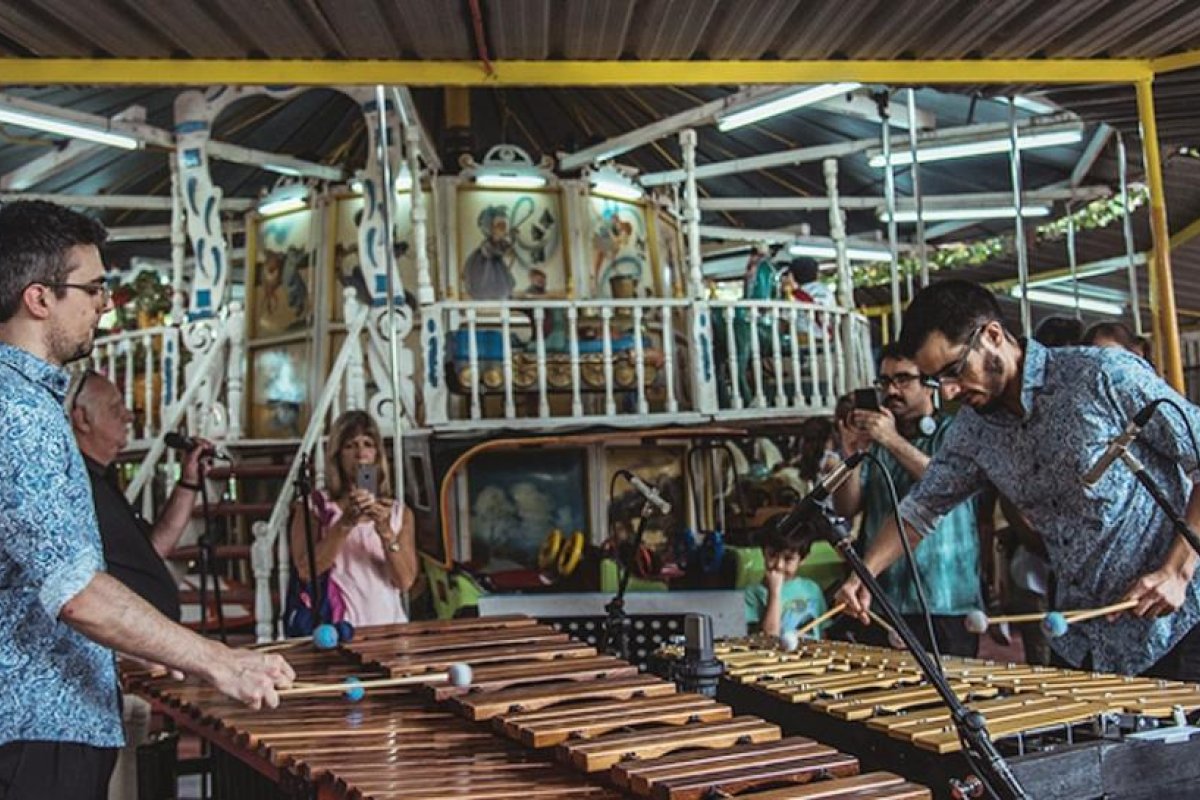 A vibráfono y marimba, Sánchez y Martinini llevan "tango para todos" a las calesitas