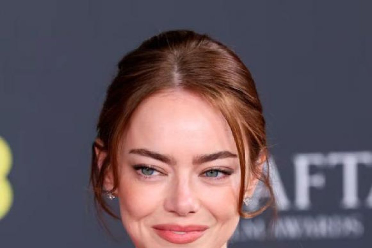 Emma Stone deslumbra en los BAFTA con un vestido de escote audaz