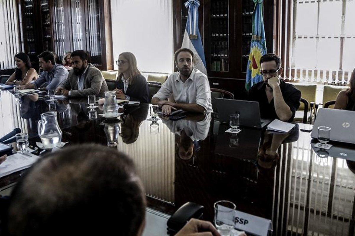 El Gobierno de Kicillof vuelve a recibir a los gremios estatales para discutir aumentos