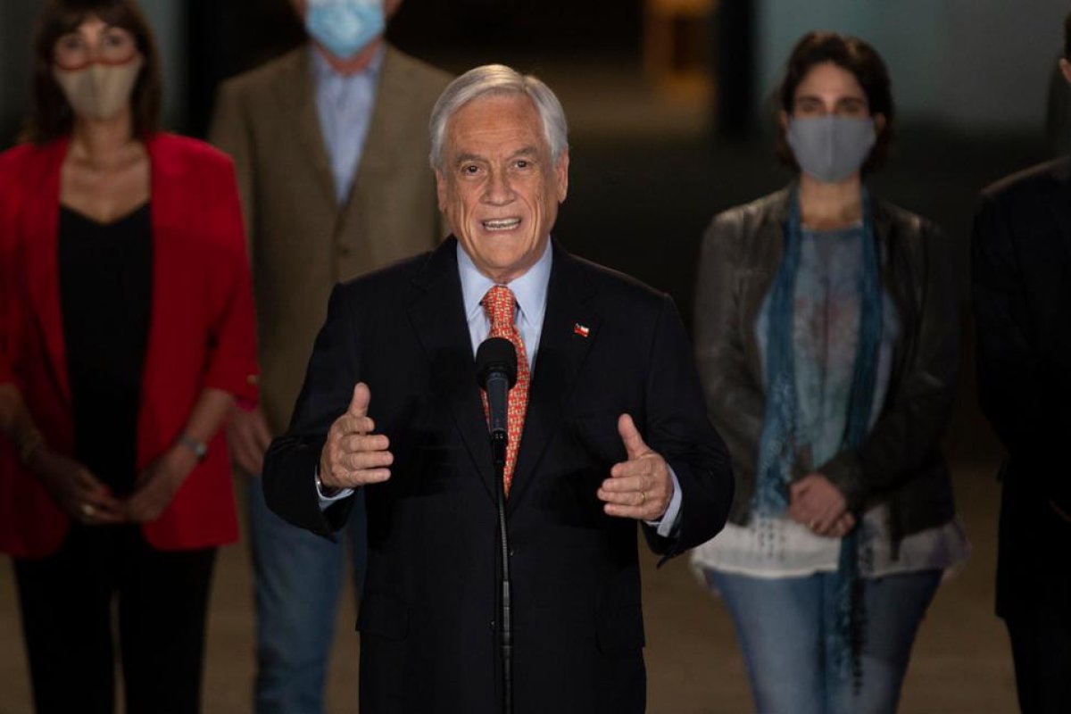 Chile: Piñera paseó sin barbijo por la playa y enfrenta un sumario sanitario