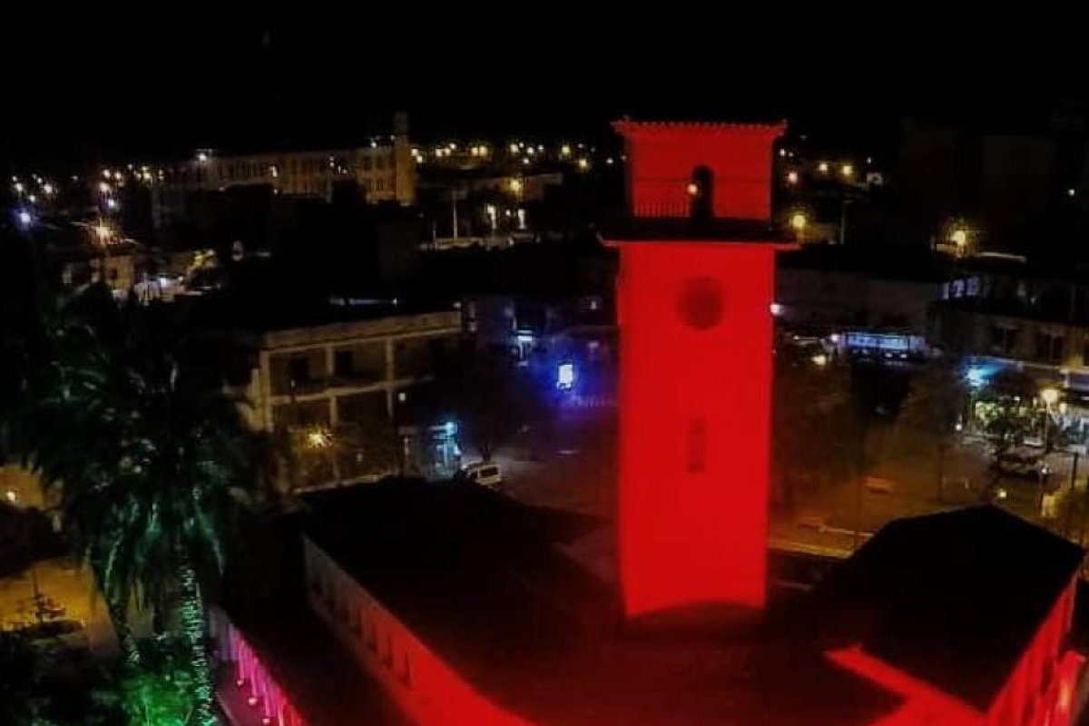 El municipio de Las Termas de Río Hondo se iluminó de rojo en celebración por día del donante voluntario de sangre