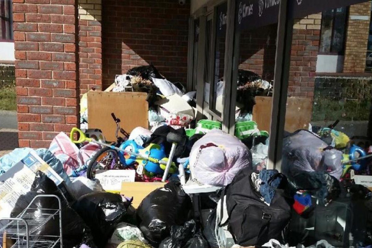 Arrojan 7 toneladas de desperdicios ante una tienda de caridad en Tasmania después de Navidad (FOTO)