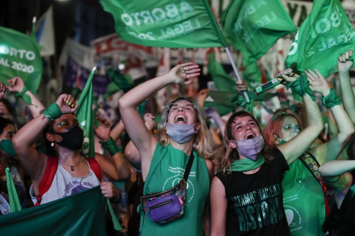 El Senado de Argentina legaliza el aborto: el histórico triunfo de una marea verde y feminista que impacta en la región