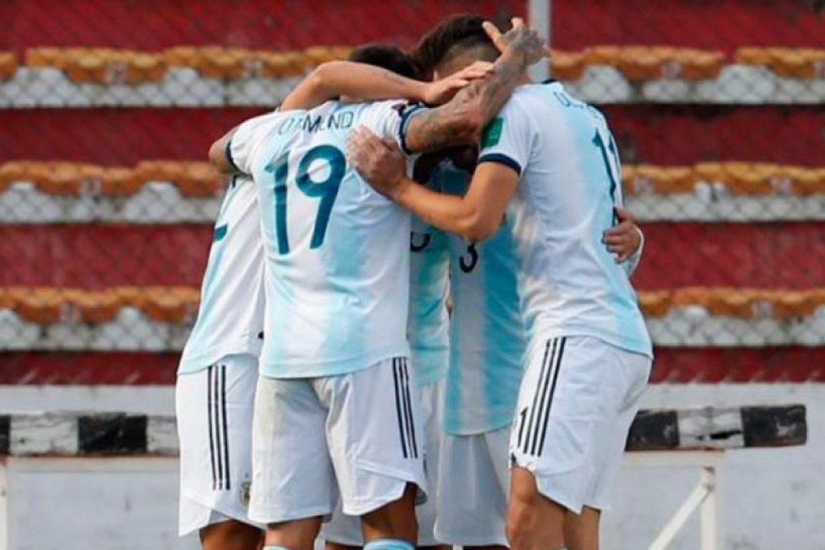 Argentina va por otro triunfo ante Paraguay para seguir en lo más alto