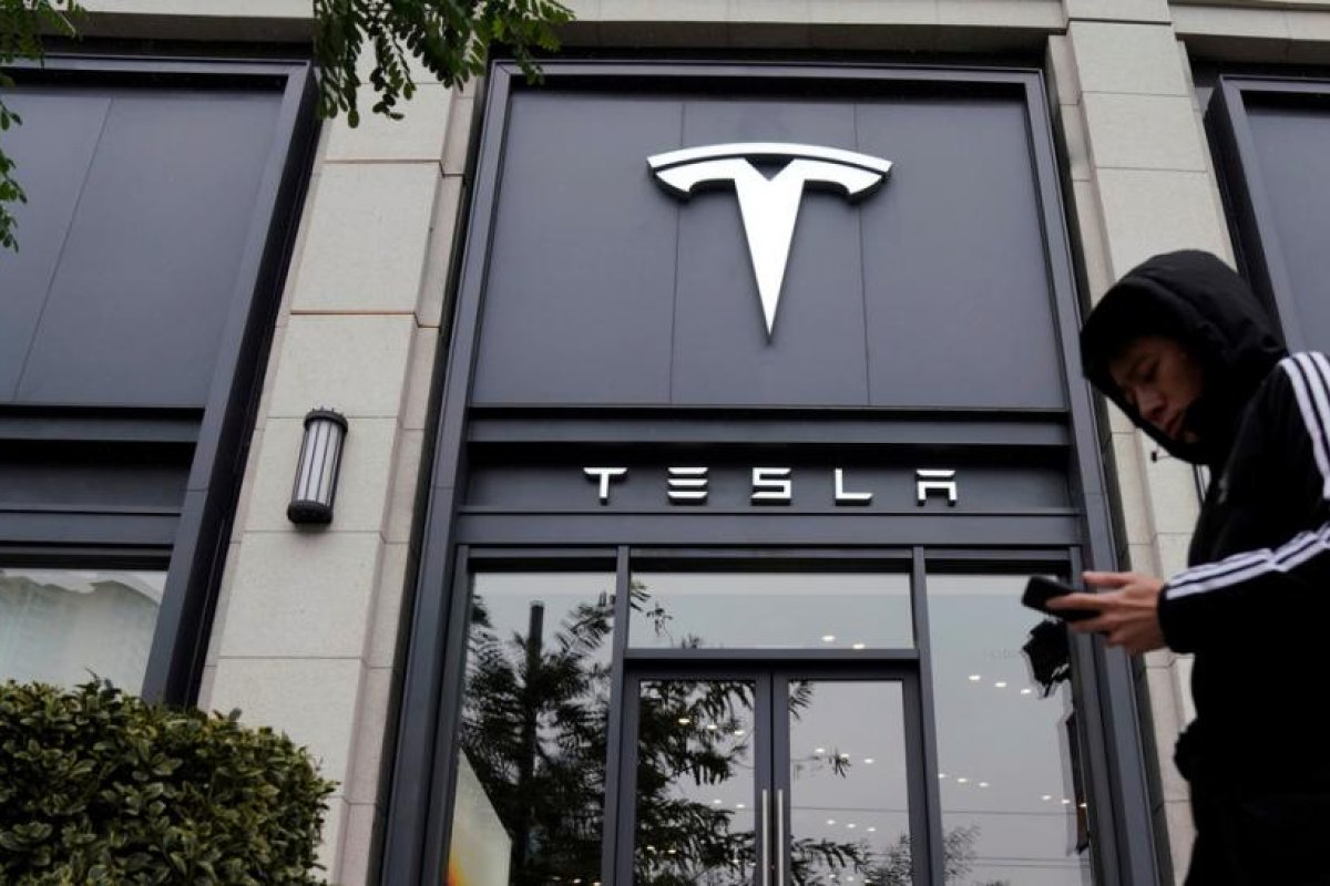 Varias personas compran automóviles nuevos a Tesla y luego se dan cuenta de que les han cobrado el doble