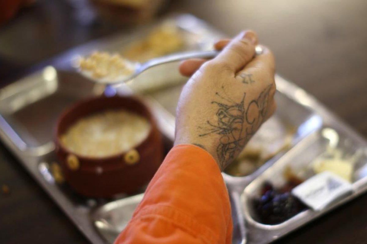 El 'motín' del tiramisú: Un recluso en Francia gana fama en Internet por improvisar guisos con los limitados recursos de la cárcel