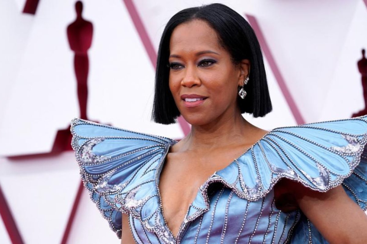 "Podría haber cambiado mis tacones por botas de marcha": actriz Regina King abre la ceremonia de los Óscar elogiando la condena contra Derek Chauvin