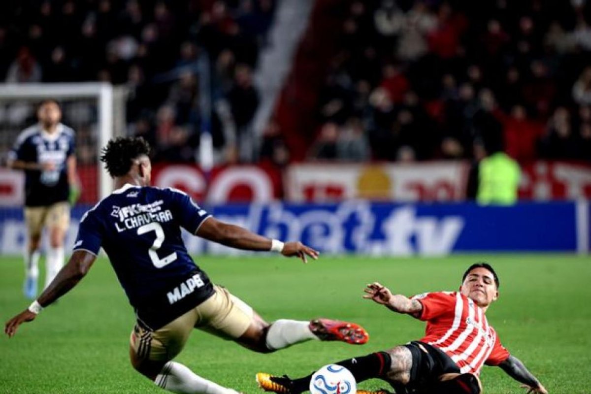 Estudiantes avanza a octavos de la Copa Libertadores tras victoria agónica