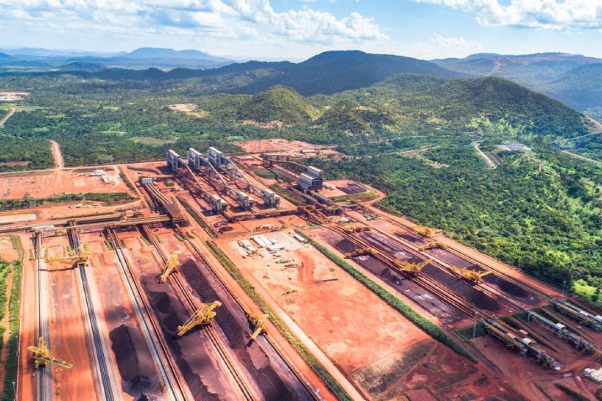El 'modus operandi' de los gigantes mineros y los inversores internacionales en Brasil para apropiarse de territorios indígenas en la Amazonía