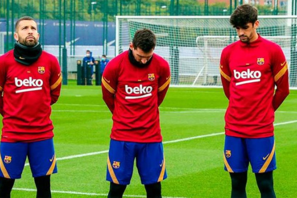 Messi, conmovido en el minuto de silencio de Barcelona a Maradona